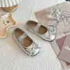 Zapatos de Cuero con Lazo para Niñas Zapatos de Princesa 2026 Verano Nuevos Zapatos de Ballet Zapatos Individuales de Suela Suave Zapatos Bajos Tipo Gorro para Niños