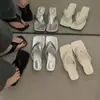 Chanclas de suela gruesa estilo celebridad de internet Chuyuji para mujer, para uso exterior en verano, nuevo modelo de verano 2026, chanclas plateadas de tacón medio