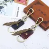 Estilo Retro Artístico Creativo Aleación Pluma Decoración Cuero Hombres Versátil Llavero de Coche de Moda Transfronterizo Accesorio