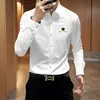 Camisa de alta qualidade 26 nova, estilosa e descolada, resistente a rugas para homens, elástica, slim fit, bordada, casual, de manga comprida
