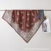 2026 Nuevo Bufanda Cuadrada Pequeña de Algodón Terciopelo Estampada por Ambos Lados para Primavera y Verano Bufanda de Cuello Versátil y Elegante para Mujer que Realza el Cutis