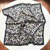 Pañuelo de seda con estampado de leopardo clásico, versátil para el verano, hecho de seda sintética, pañuelo cuadrado multipropósito para decoración de bolso, diadema y pañuelo para la cabeza