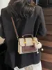 Bolsa de Mão Texturizada Estilo Vintage para o Dia a Dia Nova Coleção Outono 2025 Versão Coreana de Nicho Mochila Bolsa Quadrada Pequena Versátil para Mulheres