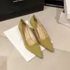 Zapatos de tacón de aguja de ante verde oliva con punta fina, modelo nuevo 2026, cómodos, de tacón alto, para estar de pie mucho tiempo y uso versátil en el lugar de trabajo.