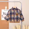 Jaqueta Infantil de Lã de Cordeiro Xadrez Outono/Inverno 2026 Jaqueta com Gola Alta e Zíper para Meninos Top com Bolso de Cor Contrastante