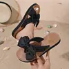 Novidade de Verão Estilo Redondo Bico Plano Chinelos para Mulheres, Chinelos Planos da Moda com Design de Flor e Laço Branco