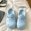 Pantuflas cerradas de suela blanda y suela gruesa estilo retro para mujeres menudas 2026 nuevo estilo de moda de celebridad de internet sandalias antideslizantes de moda