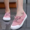 Zapatillas de lona blancas con grullas de origami para mujer, zapatillas casuales de slip-on de moda de caña baja, zapatos planos versátiles de estilo perezoso para estudiantes