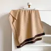 Bufanda jacquard imitación cachemira con letra D para mujer, chal de otoño e invierno, engrosada y cálida, de doble uso como calentador de cuello y manta para aire acondicionado, con un tacto de alta gama