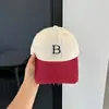 Gorra de Béisbol Retro Coreana con Bloques de Color Desgastados y Parte Superior Suave para Mujer, Nueva Versátil Casual de Primavera/Verano con Letras, Pico de Pato de Moda