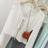 Foto real de cárdigan protector solar blanco de seda de hielo estilo coreano para mujer, prenda exterior transpirable, chal fino, chaqueta para cubrir