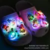 Accesorios para Zapatos de Madera de Venta Caliente Transfronterizos Luces LED de Tres Colores Intermitentes Dijes Electrónicos para Zapatos Hebillas para Zapatos Accesorios de Decoración para Pantuflas de Jardín