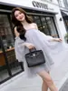 Vestido negro de malla de un solo hombro para mujer, con mangas abullonadas, diseño sin tirantes, cintura ajustada, longitud corta y un estilo suave y romántico, perfecto para citas y como vestido coqueto.