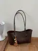 Bolsa de Hombro Única de Alto Valor para Comercio Exterior Nueva Moda Femenina Super Caliente Bolso Tote Retro Gran Capacidad para el Viaje Diario Versátil Bolso de Axila