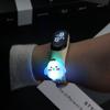 Pulsera LED luminosa y colorida con forma de muñeca de dibujos animados, ideal para estudiantes de primaria (modelo 2025). Reloj electrónico luminoso e impermeable.