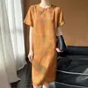 Vestido Midi Feminino Estampado com Botões, Gola Redonda, Manga Curta, Cetim, Estilo Chinês, Nova Coleção Primavera/Verão 2026