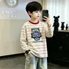 Camiseta infantil listrada de manga longa estilo coreano, novo modelo da primavera de 2026, top interno para meninos, camiseta básica 100% algodão para crianças mais velhas