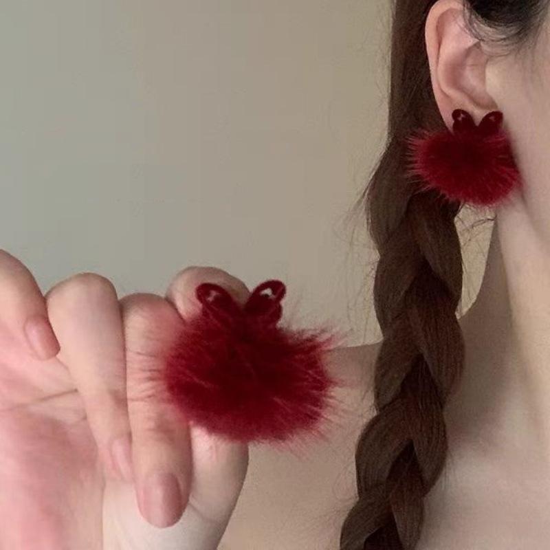 2412090 (1) 适合冬天的复古酒红色蝴蝶毛绒绒耳环毛
