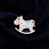Broche Cavalo de Troia Rosa Girly Gota de Óleo Fofo e Versátil Pin do Zodíaco Animal Joias Banhadas a Ouro Acessórios de Desenho Animado Femininos