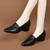 Zapatos de cuña de cuero suave para mujer, nuevo estilo otoño 2026, zapatos planos antideslizantes para madres, mocasines de trabajo de suela suave