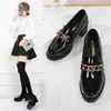 Sapatos Pequenos de Couro Estilo Britânico de Salto Alto para Mulheres 2024 Novos Mocassins de Calçar Salto Grosso Boca Rasa Couro Envernizado Sapatos de Solado Grosso