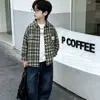 Traje Masculino Estilo Primavera e Outono 2026 Nova Moda Infantil de Outono Camisa Xadrez Manga Longa Conjunto de Três Peças Roupas para Crianças Pequenas