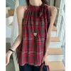Tiro Real # Chaleco Chic Estilo Francés con Cuello Halter y Tirantes de Cuadros Retro, Top Juvenil de Hombros Descubiertos de Moda Primavera 2026 con un Ambiente Elegante.