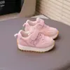 Zapatillas casuales para niños 2025 verano nuevo malla simple transpirables para niños suela suave antideslizantes para niñas Zapatos de entrenamiento alemanes Zapatos Agassi