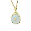 Suministro Transfronterizo Calcedonia Chapada en Oro Carácter de la Fortuna Colgante de Paz Latón Electrochapado Joyería de Imitación Oro Colgante de Collar para Mujer