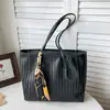 Nova bolsa feminina de outono 2026 transfronteiriça, moderna e versátil, bolsa tote de grande capacidade, padrão trançado retrô, bolsa de ombro para o dia a dia, bolsa de axila