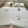 Juego de Tres Piezas de Alfombrilla de Seda Helada Bordada de Gato de Dibujos Animados para Verano, Alfombrilla Suave Lavable a Máquina para Dormitorio con Aire Acondicionado