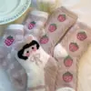 Calcetines gruesos, cálidos y lindos de fresa de dibujos animados para usar en casa, perfectos para otoño e invierno. Estos calcetines suaves y cómodos son versátiles y adecuados para estudiantes y niños, y vienen en longitud de media pantorrilla.