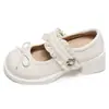 Zapatos Mary Jane de tacón grueso estilo francés en color beige de moda para mujer, nuevo modelo de verano 2026, perfectos para combinar con faldas, zapatos de cuero que aumentan la altura
