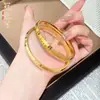 Novo Bracelete Banhado a Ouro de Estilo Étnico Chinês com Padrão de Diamante de Cor Única em Ambos os Lados, um Bracelete Fechado Extremamente Brilhante, Versátil e Que Não Desbota Facilmente