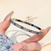 Luxo Leve Senso Sofisticado Micro-cravejado Diamante Pulseira Moda Feminina Simples Aço Titânio Cor Livre Pulseira Casal Versátil Primeira Joia