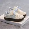 Tênis infantil 2026 com velcro, bordado de desenho animado, cadarços xadrez, sola macia, antiderrapante, sapatos casuais brancos para primavera e outono, versátil