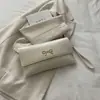 Bolsa envelope clutch vintage em couro encerado para outono e inverno, bolsa feminina leve de luxo com aba e laço de metal, bolsa transversal simples e elegante