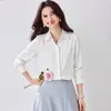 Camisa Azul Satinada Estilo Hong Kong para Mujer con Cuello de Solapa, Nueva Colección Primavera 2026, Corte Holgado, Top de Manga Larga con Caída, Estilo para Viajar