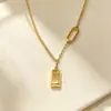 Colar tijolo de ouro pequeno banhado a ouro em aço titânio para mulheres, corrente de clavícula versátil de luxo leve, joia de corrente para pescoço com pingente elegante de alta qualidade, venda direta