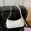 Bolso de axila estilo coreano nuevo 2026, con un diseño relajado, de color liso y minimalista, un bolso cuadrado pequeño moderno y único que se puede llevar como bolso de hombro o bolso cruzado