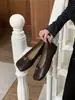 Sapatos rasos minimalistas estilo coreano para mulheres, novo modelo 2026, sapatos para o dia a dia com decoração metálica, sapatos slip-on estilo vovó