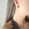 Pendientes de temperamento de diseño de nicho clásico retro tailandés con circonita verde y blanca, pendientes al por mayor transfronterizos de acero de titanio que no se desvanecen