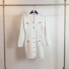 Vestido de punto, un atuendo chic y elegante para una joven adinerada, con mangas largas, cintura ceñida y una falda corta que se ajusta a la figura.