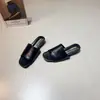 Estilo Minimalista Coreano Sandálias de Dedo em Couro Macio Femininas Verão 2026 Novas Sandálias de Encaixe Abertas na Ponta Chinelos de Exterior da Moda