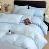 Novo Modelo 2026 Conjunto de Roupa de Cama Bordado de Luxo com Quatro Peças, Incluindo Capa de Edredom e Lençol, Adequado para Dormitórios de Estudantes, Disponível em Conjuntos de Solteiro, Casal e Três Peças