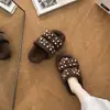 Pantuflas esponjosas de una tira con pedrería para mujer para uso exterior 2026, de suela gruesa, forradas de felpa, cálidas, a la moda, versátiles, pantuflas de algodón estilo hada para uso en casa