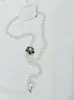 Lujo Ligero Alto Sentido Cadena de Lana Diseño Femenino Sentido de Diseño Nicho Moda Collar de Perlas Largo Colgante de Gota de Agua Incrustado con Diamantes de Alto Nivel