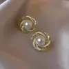 Nuevos y exquisitos aretes de perlas rojas de alta gama 2026, simples y únicos, elegantes y modernos, venta al por mayor