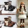 Novas botas de cavaleiro com fivela estilo retrô britânico 2026 para meninas, botas de cano médio para outono e inverno, botas Martin versáteis com blocos de cor