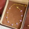 Pulseira de Trevo de Quatro Folhas Popular Retro Simples e Versátil da Xiaohongshu, Microincrustada com Zircônia Roxa, Joia de Luxo Leve, Exquisita e de Alta Qualidade para Mulheres